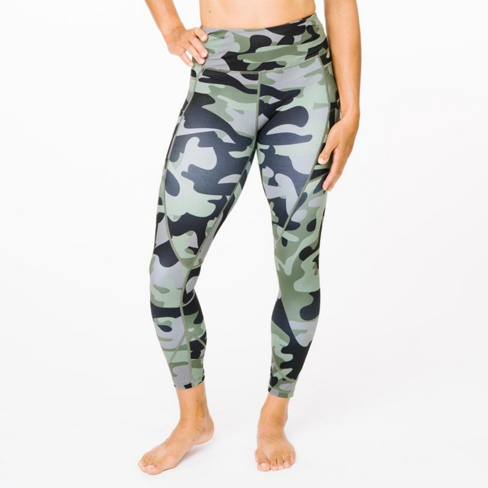 Zyia Active Light N Tight Black Camo Print High Rise 7/8 Tight Leggings